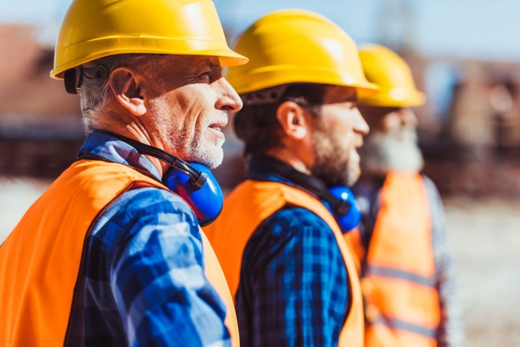 Pracownik budowlany stosujący zasady BHP w budownictwie na placu budowy